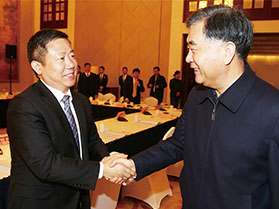 十九届中央政治局常委，第十三届全国政协主席汪洋与周海江握手合影